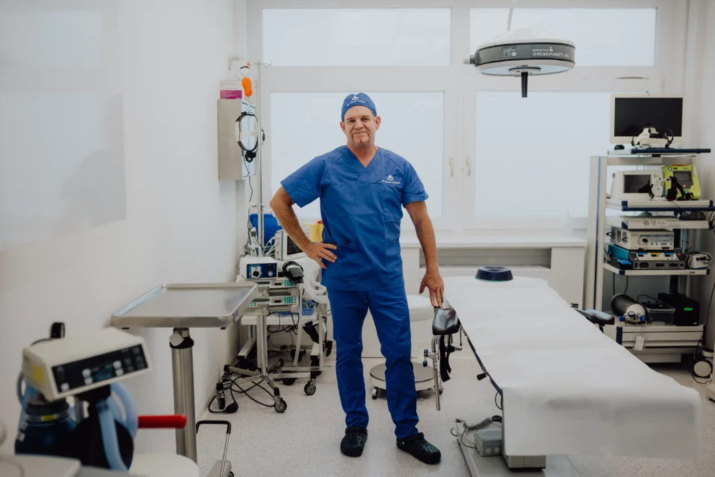 Dr. René Kaplan im Operationssaal, Plastische Chirurgie Mondsee